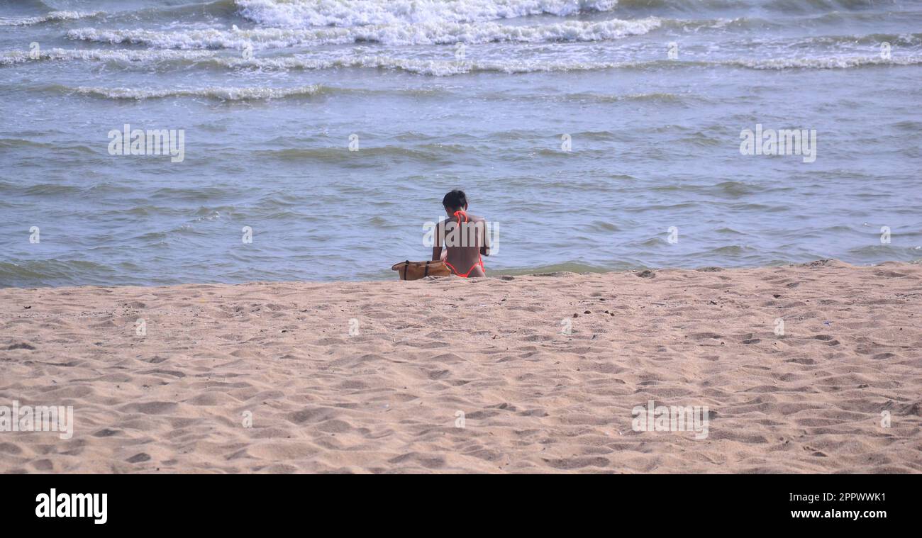 Una persona si siede a prendere il sole sulla spiaggia a Jomtien, Pattaya, Thailandia, Asia, vacanza, vacanza Foto Stock