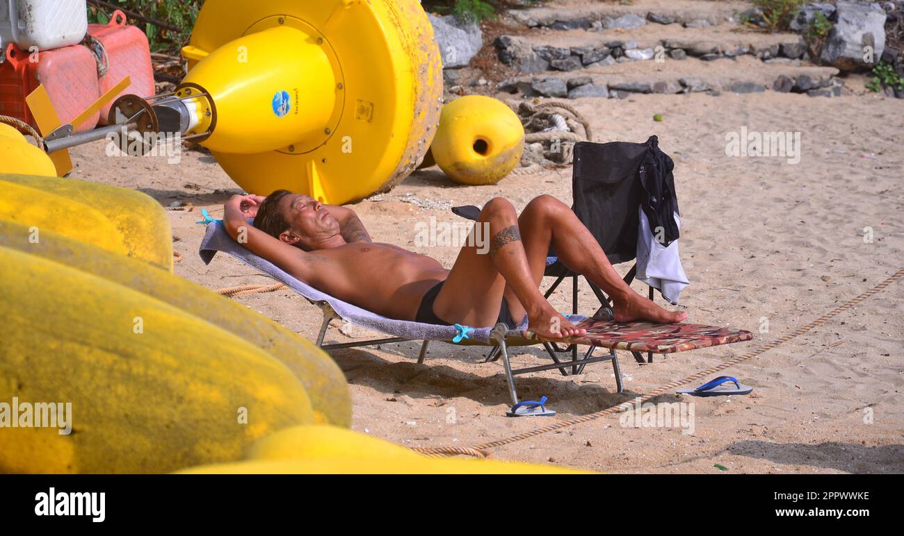 Un uomo si trova a prendere il sole sulla spiaggia di Jomtien, Pattaya, Thailandia, Asia, vacanza, vacanza, maschio Foto Stock