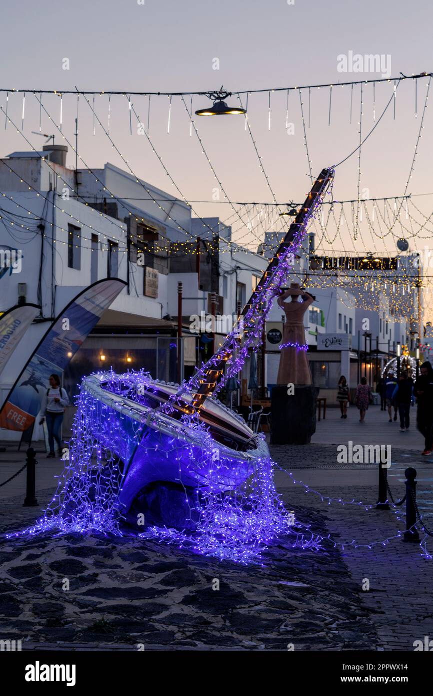 Luci di Natale sulla barca, scena di strada a Corralejo Fuerteventura Foto Stock