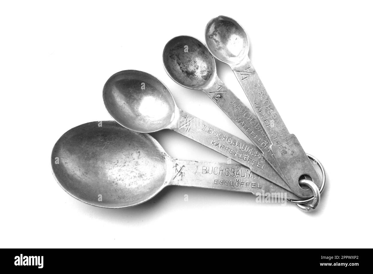 vecchio set di cucchiai in alluminio isolato su sfondo bianco Foto Stock