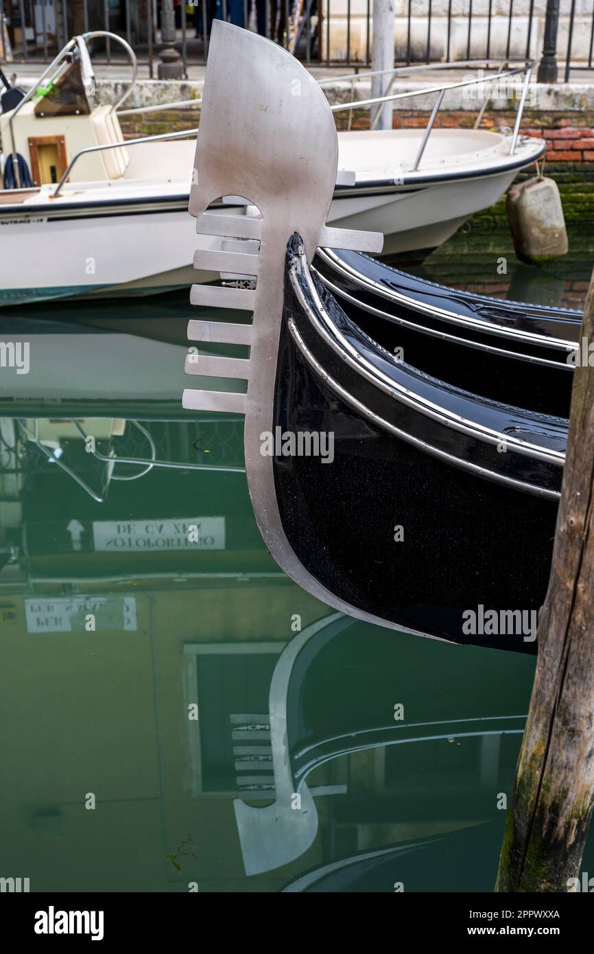 Testa in ferro di gondola ormeggiata, Venezia, Veneto, Italia Foto Stock