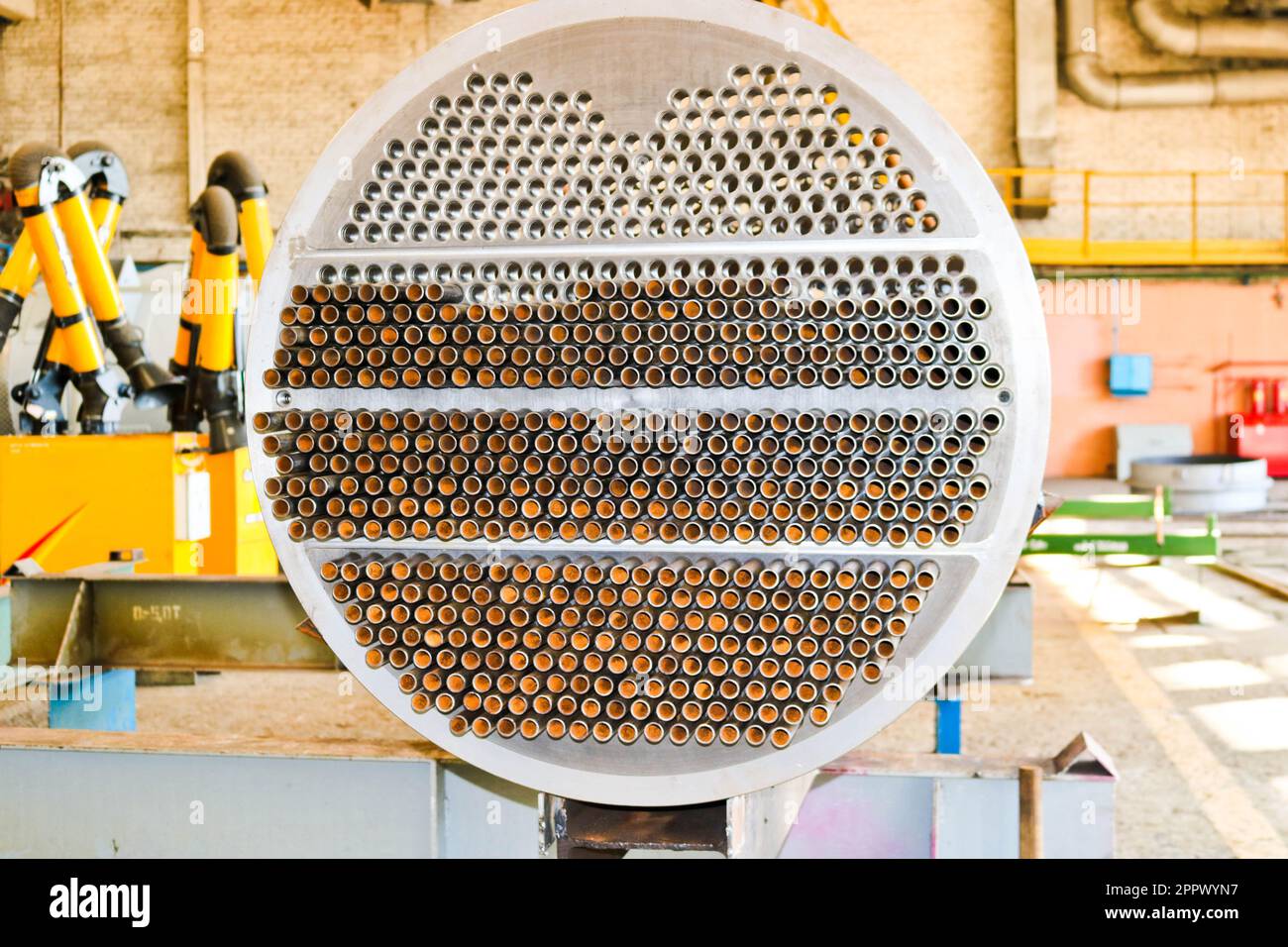 Produzione di un grande fascio tubiero per uno scambiatore di calore a mantello e tubo in un locale di produzione industriale di un negozio con attrezzature in una raffineria di petrolio, in pe Foto Stock