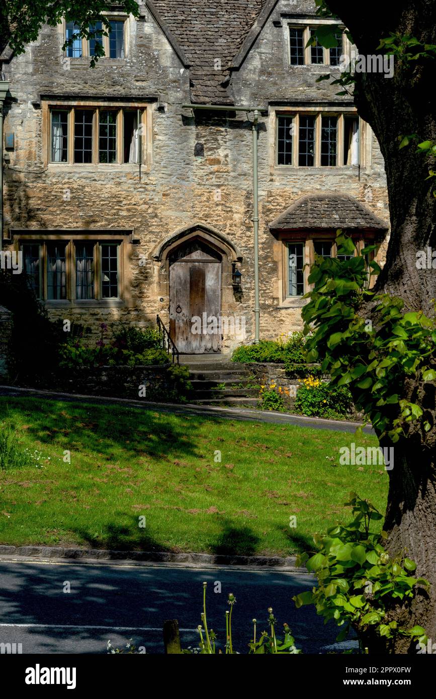 La casa gabled a Burford, West Oxfordshire, Inghilterra, costruita durante le Guerre delle Rose. Una facciata giacobina e la porta Tudor celano i legni datati dalla dendrocronologia agli inizi degli anni '1400s. Foto Stock