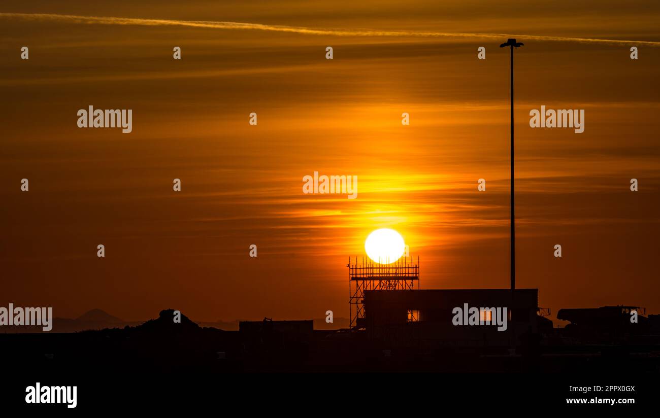 Sole che sorge sopra la struttura metallica industriale, all'alba, Leith Harbour, Edinburgo, Scozia, REGNO UNITO Foto Stock