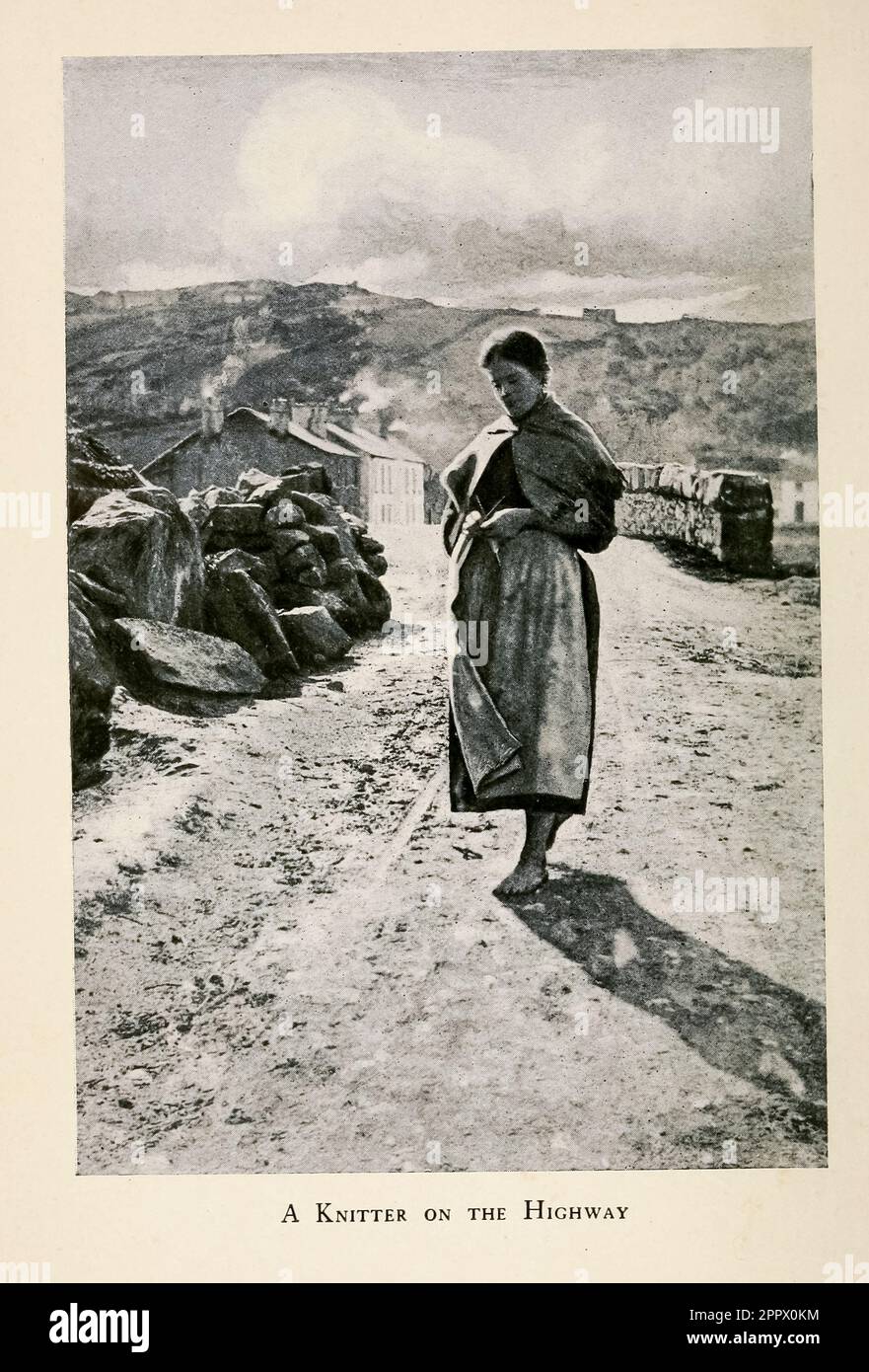 A Knitter on the Highway Fotografia dal libro ' The Isle of the shamrock ' di Clifton Johnson, 1865-1940 Data di pubblicazione 1901 Editore New York, Macmillan; Londra, Macmillan Foto Stock A Knitter on the Highway Fotografia dal libro ' The Isle of the shamrock ' di Clifton Johnson, 1865-1940 Data di pubblicazione 1901 Editore New York, Macmillan; Londra, Macmillan Foto Stock