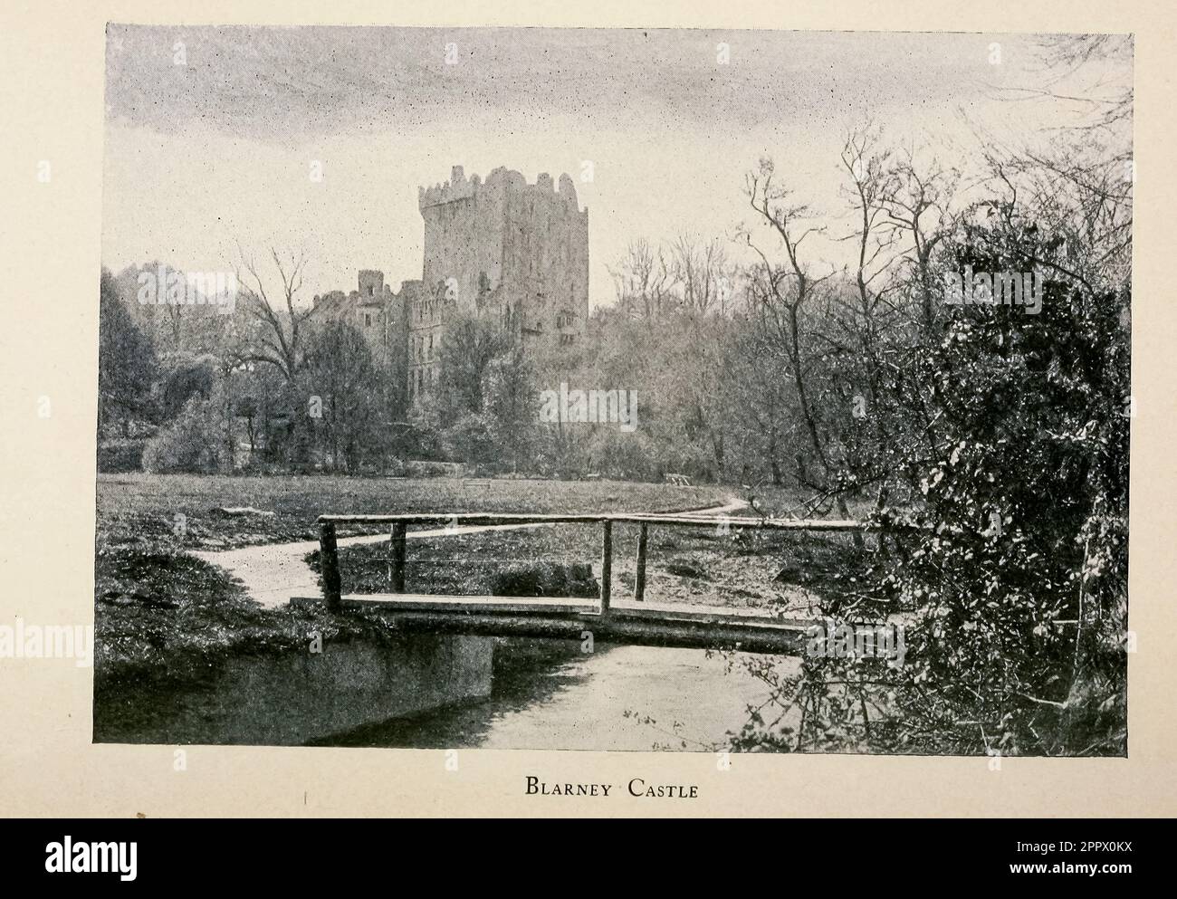 Blarney Castle Fotografia dal libro ' l'isola dello shamrock ' di Clifton Johnson, 1865-1940 Data di pubblicazione 1901 Editore New York, Macmillan; Londra, Macmillan Blarney Castle (irlandese: caisleán na Blarnan) è una roccaforte medievale a Blarney, vicino Cork, Irlanda. Anche se le fortificazioni precedenti furono costruite sullo stesso punto, l'attuale tenere fu costruito dal MacCarthy della dinastia Muskerry, un ramo cadetto dei Re di Desmond, e risale al 1446. La pietra di Blarney è tra le macchine del castello. Foto Stock