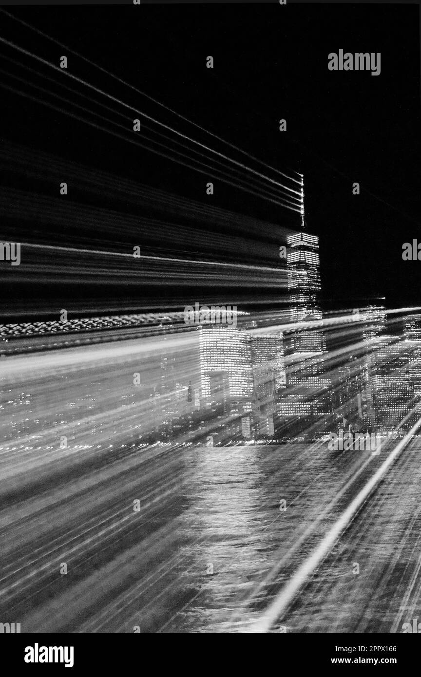 Zoomando dentro e fuori lo skyline di Lower Manhattan di notte. Foto Stock