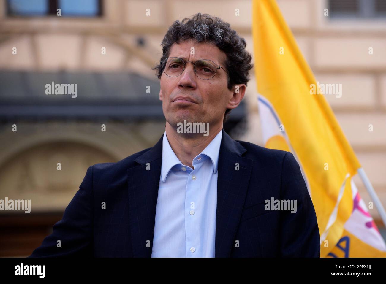 Roma, Italia. 25th Apr, 2023. Riccardo Magi partecipa alle celebrazioni della liberazione dell'Italia dal nazismo e al pieno sostegno alla resistenza Ucraina contro il fascismo del dittatore Putin a Roma. Credit: Vincenzo Nuzzolese/Alamy Live News Foto Stock