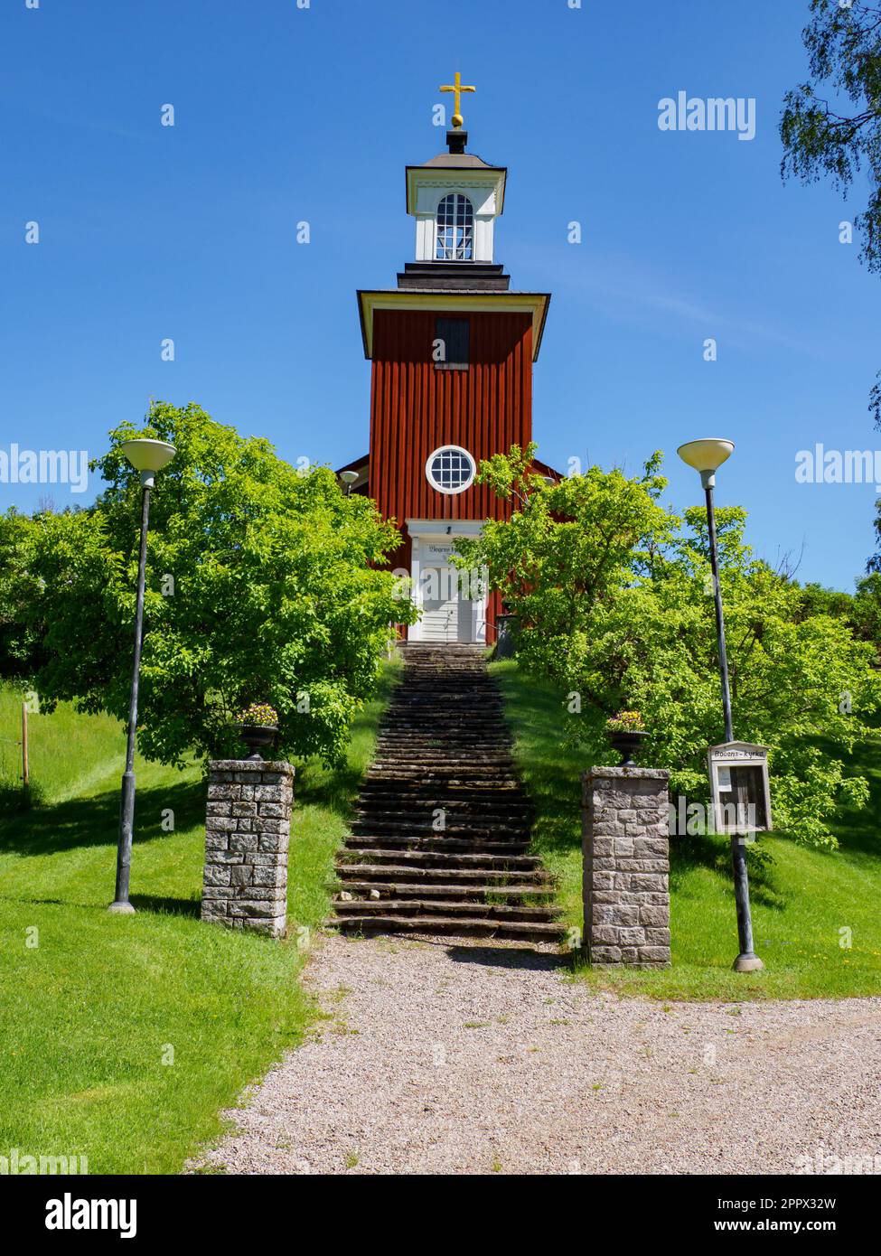 Kirkan, Gunnarskog, Svezia - Luglio 2021: La chiesa di Bogen fu costruita nel 1851 su disegno di Johan Fredrik Åbom. Riflette la semplicità t Foto Stock