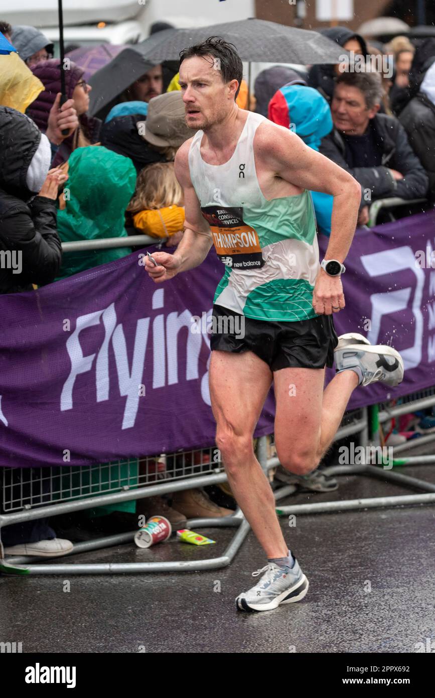 Chris Thompson gareggia nella TCS London Marathon 2023 passando per Tower Hill, Londra, Regno Unito. Foto Stock