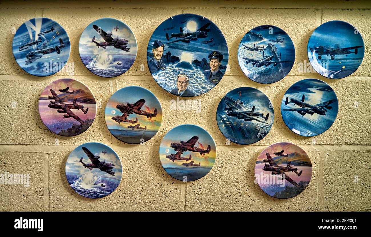Targhe commemorative di aerei da combattimento e piloti della guerra mondiale 2; campo aereo di Wellesbourne; nr. Stratford Upon Avon; Inghilterra Regno Unito Foto Stock