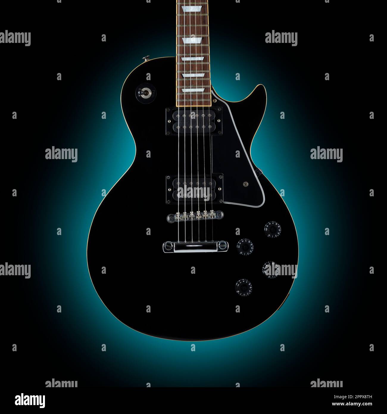 Chitarra nera isolata su sfondo eclissi blu Foto Stock