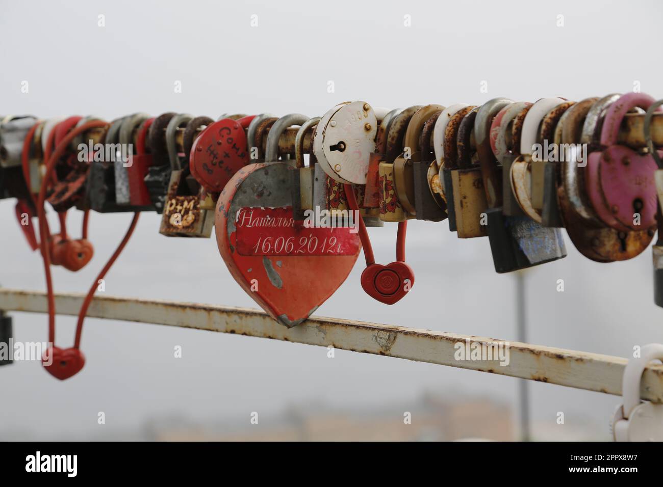 Lucchetti d'amore (lucchetti d'amore) alla vista sulla collina del Nido dell'Aquila (collina di Orlinoye Gnezdo) a Vladivostok, Russia, compreso un grande cuore rosso - serratura a forma di cuore Foto Stock