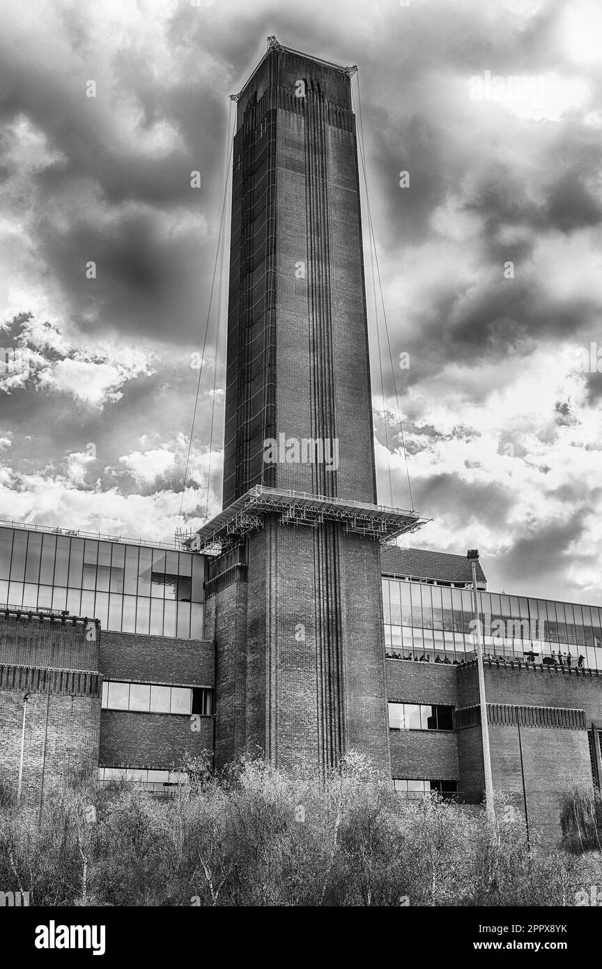 LONDRA - 15 APRILE 2022: Camino della Tate Modern Gallery, Londra, Inghilterra, Regno Unito. La galleria è una centrale elettrica bankside in disuso di fronte al fiume Tha Foto Stock