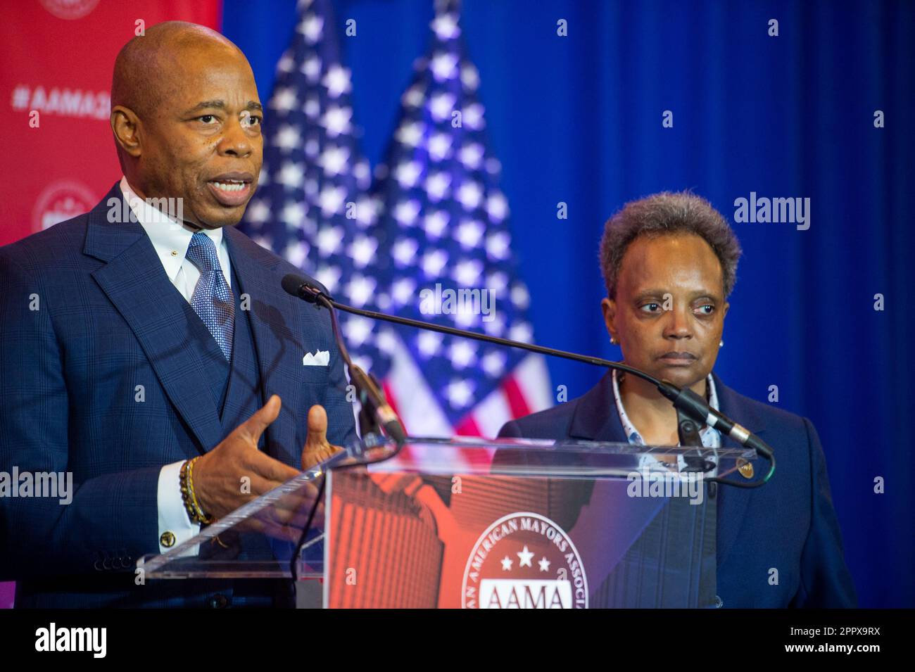 Il sindaco Eric Adams (democratico di New York, New York), a sinistra, e il sindaco Lori Lightfoot (democratico di Chicago, Illinois), a destra, offrono osservazioni in una conferenza stampa durante la nona conferenza annuale dell'Associazione dei sindaci afroamericani (AAMA) all'Omni Shoreham Hotel a Washington, DC venerdì 21 aprile 2023.Credit: Rod Lamkey / CNP/Sipa USA (RESTRIZIONE: NON sono disponibili quotidiani o quotidiani di New York o New Jersey entro un raggio di 75 km da New York City) Foto Stock