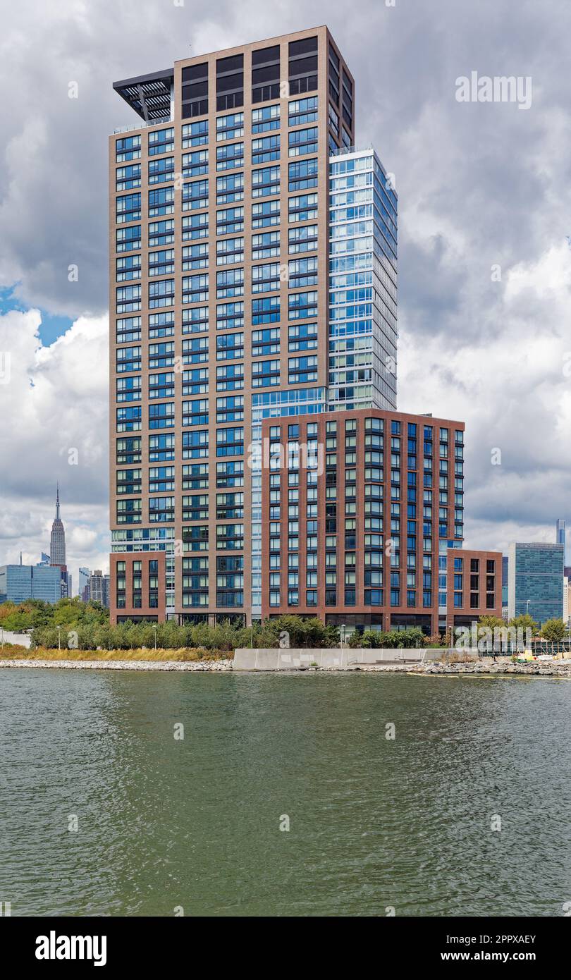 Gotham Point South, una torre residenziale sull'East River a Newtown Creek a Long Island City, Queens, New York. Foto Stock