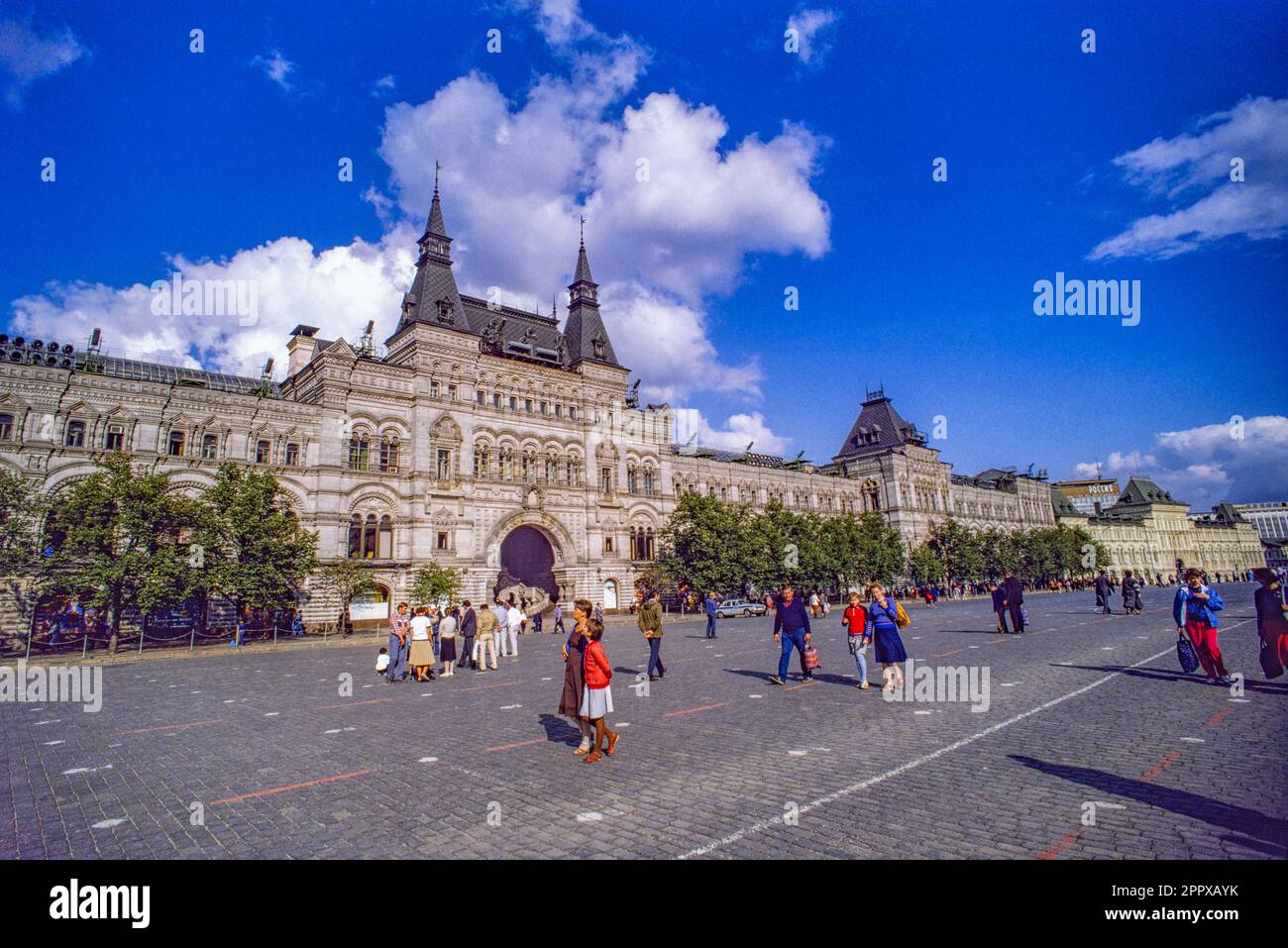 Red Square Face of GUM il grande negozio di fronte alla Piazza Rossa e al Cremlino nella zona di Kitai-gorod di Mosca Foto Stock