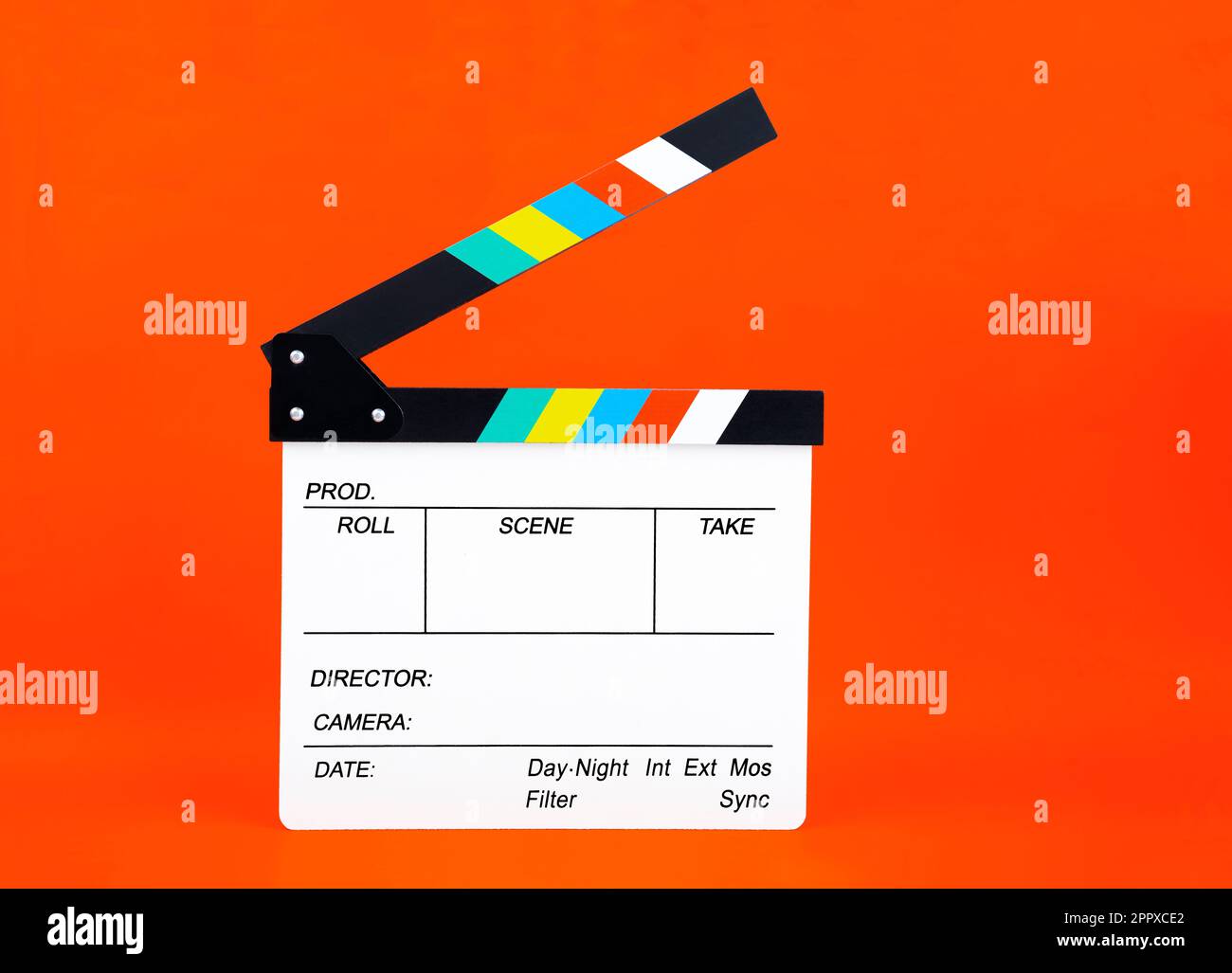 Clapper cinematografico su sfondo arancione; concetto di cinema, video e fotografia Foto Stock