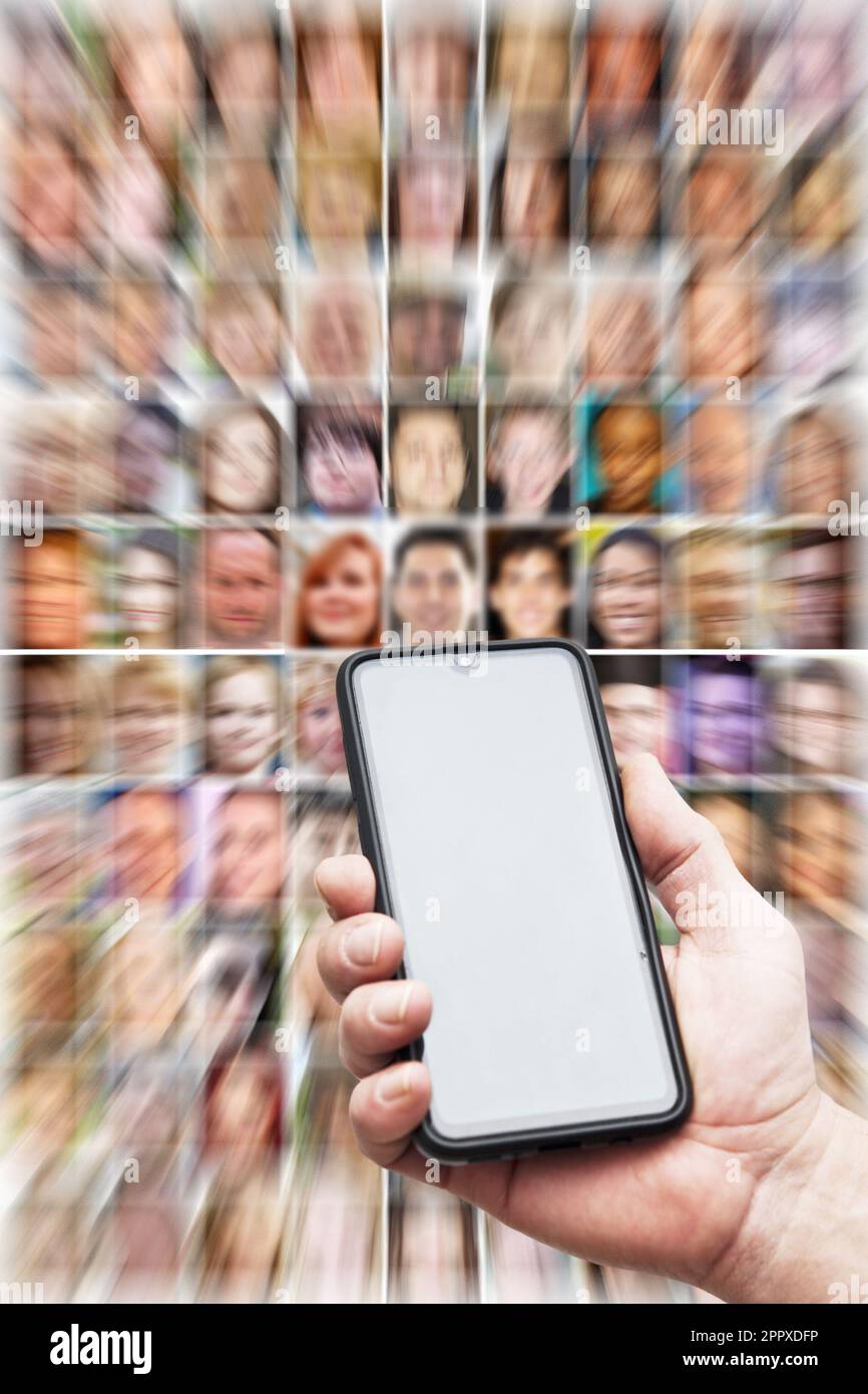 con smartphone e muro di persone, social media e concetto di social networking Foto Stock