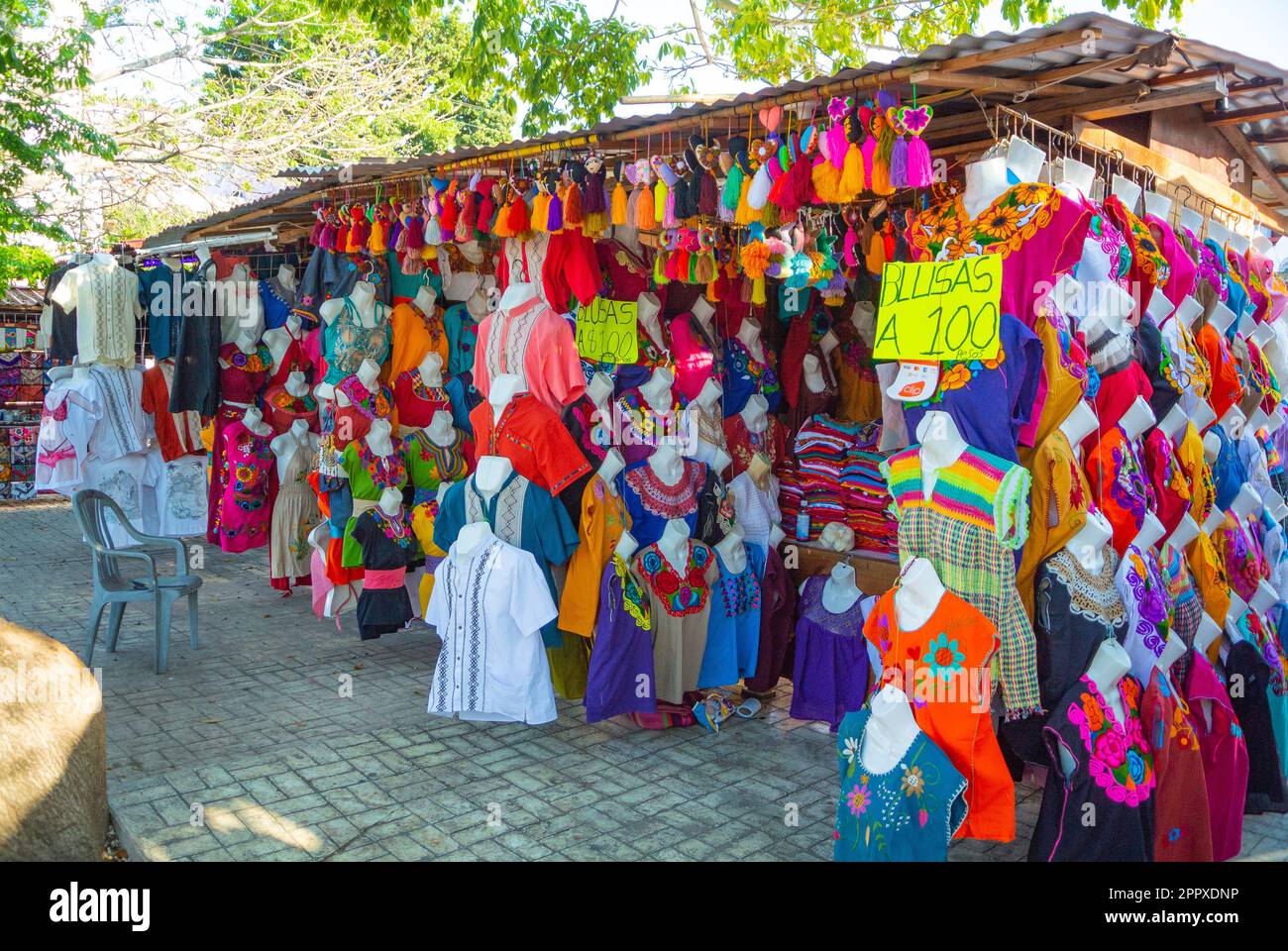 Uno stand con camicie tradizionali e articoli di souvenir nel centro di Cancun, Cancun, Quintana Roo, Messico Foto Stock