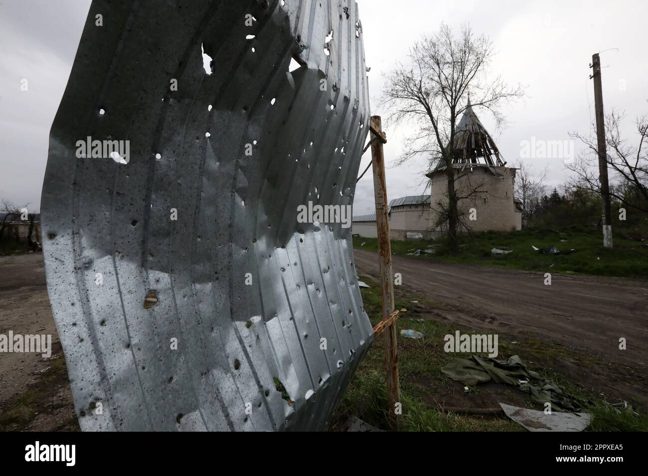 DOLYNA, UCRAINA - 22 APRILE 2023 - la Sketa di San Giorgio delle montagne Santa Lavra della Santa Dormizione si trova in rovina a causa della conchiglie di Ru Foto Stock