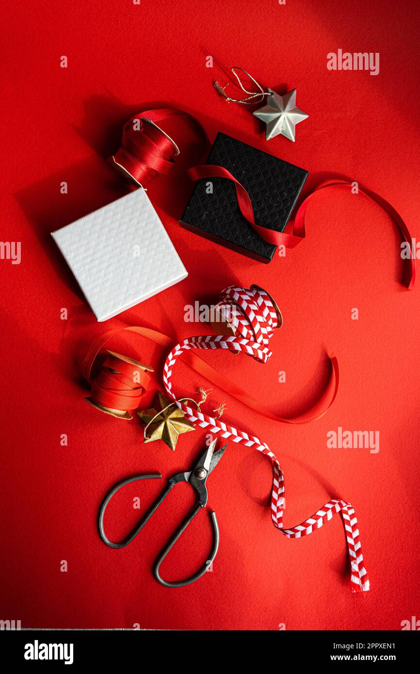 Confezione regalo con regali e nastri su sfondo rosso Foto Stock