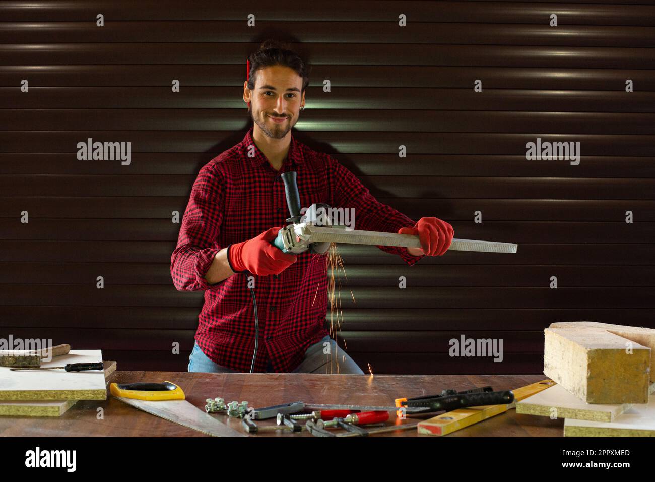Uomo al lavoro in garage Foto Stock