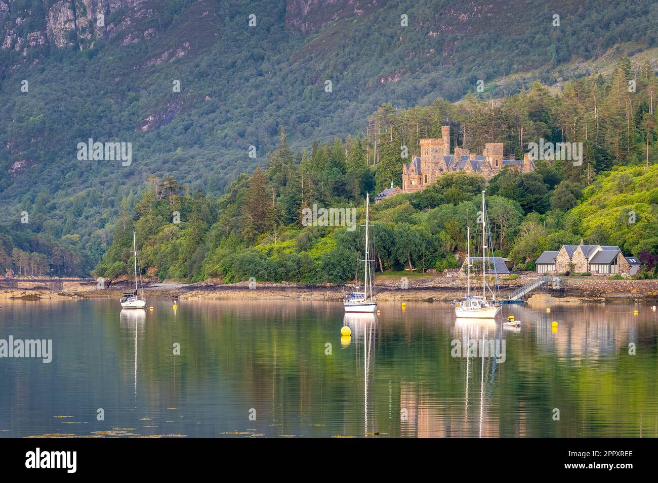 Duncraig castello e Loch Carron vicino Plockton, nel Nord Ovest Highlands, Scozia, Regno Unito Foto Stock