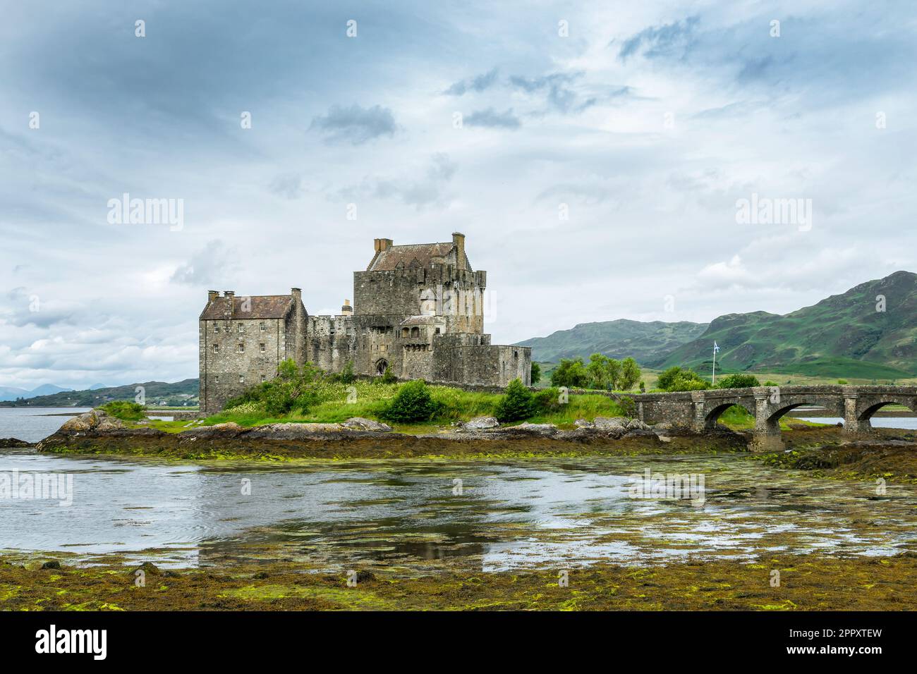Eilean Donan castello con la bassa marea nelle Highlands nord-occidentali, Scozia, Regno Unito. Foto Stock