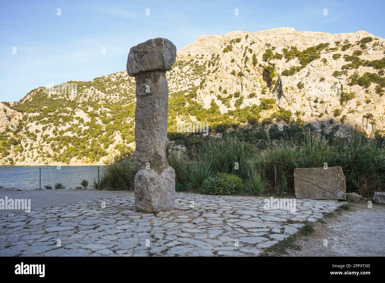 Santuario Columna, antica colonna cultura talaiotica a Gorg Blau un lago artificiale montagne Tramuntana, Sierra de Tramontana a Maiorca, Spagna. Foto Stock