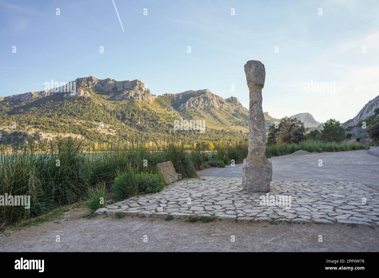 Santuario Columna, antica colonna cultura talaiotica a Gorg Blau un lago artificiale montagne Tramuntana, Sierra de Tramontana a Maiorca, Spagna. Foto Stock