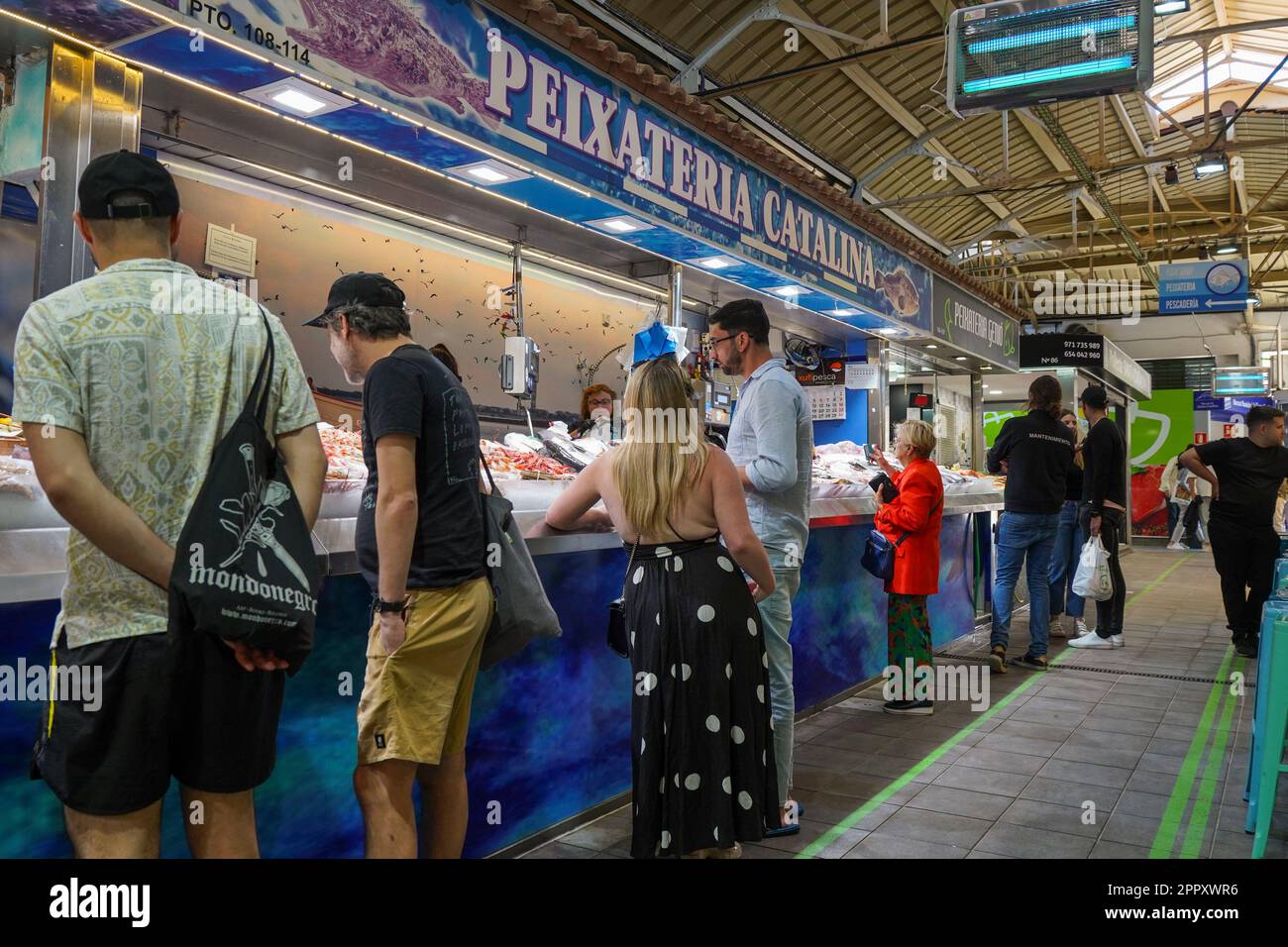Palma di Maiorca, Spagna. Pescatore al mercato coperto Santa Catalina, Maiorca, Isole Baleari, Spagna. Foto Stock