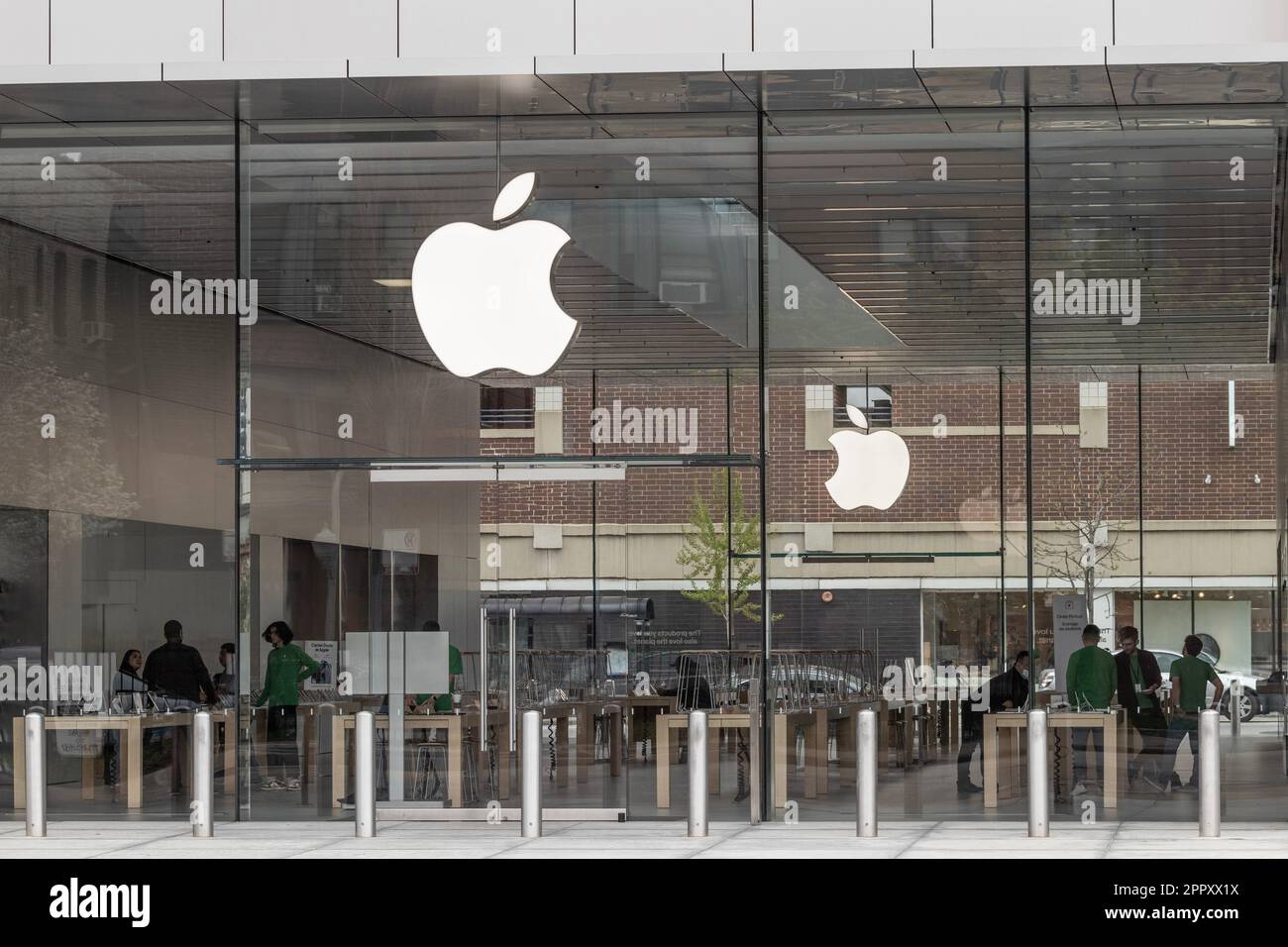 Chicago - circa aprile 2023: Apple Store e Genius Bar. Apple vende e fornisce assistenza ai computer iPhone, iPad, iMac e Macintosh. Foto Stock