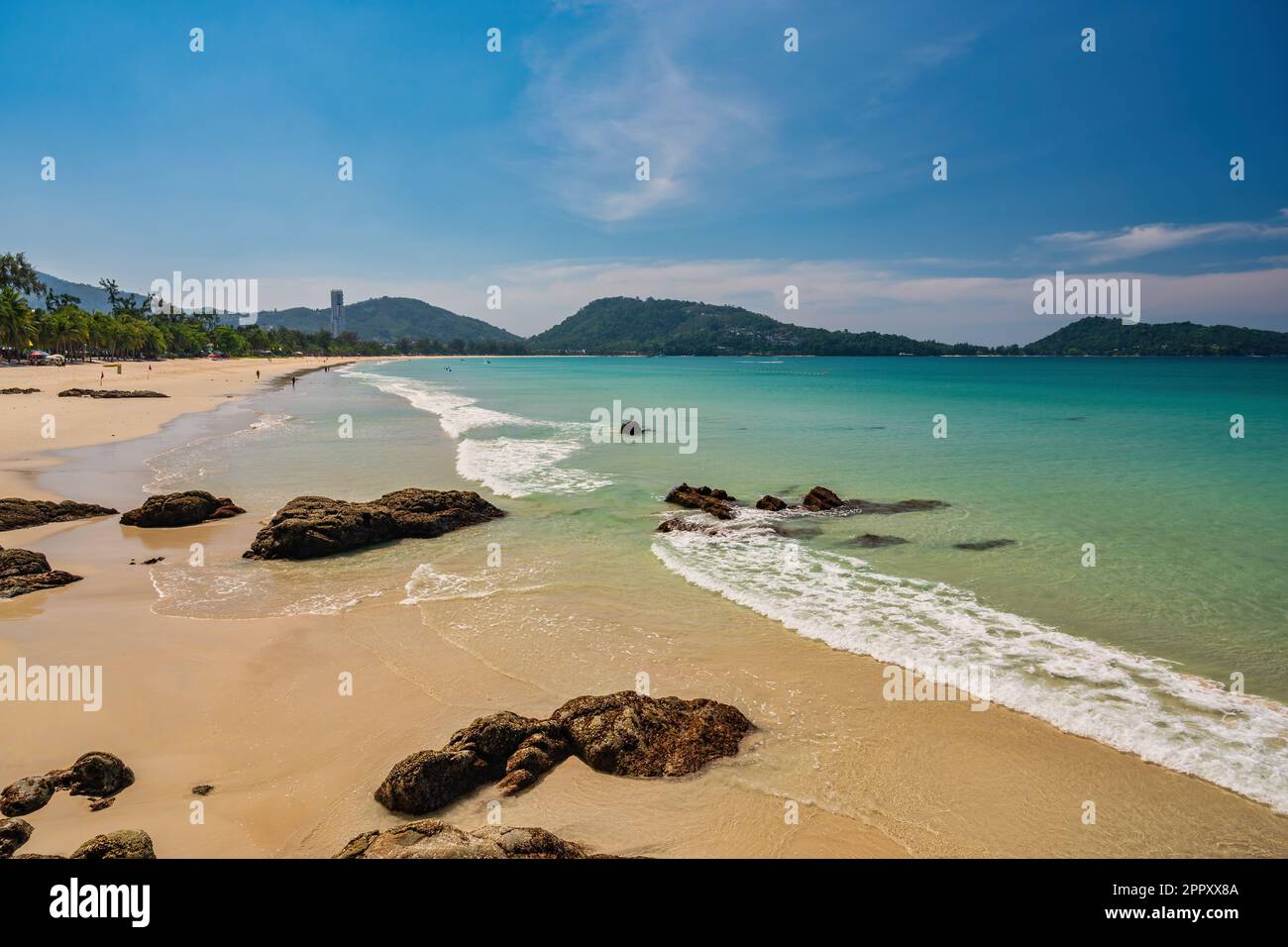 Vista delle isole tropicali con acqua di mare blu oceano e spiaggia di sabbia bianca a Patong Beach, Phuket Thailandia paesaggio naturale Foto Stock