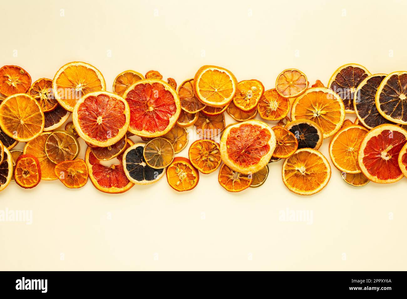 Sfondo di agrumi secchi, frutta a fette di arancia e mandarino, lime e limone, kumquat e fette di pompelmo , preparazione per la celebrazione Foto Stock