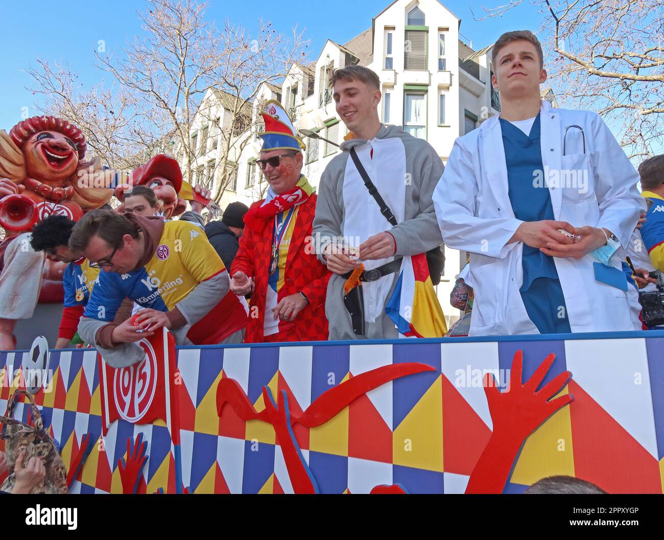 FSV Mainz 05 giocatori galleggiano al carnevale Fastnacht 2023, Mainz rimane stolto, centro città, Renania-Palatinato, Germania Foto Stock