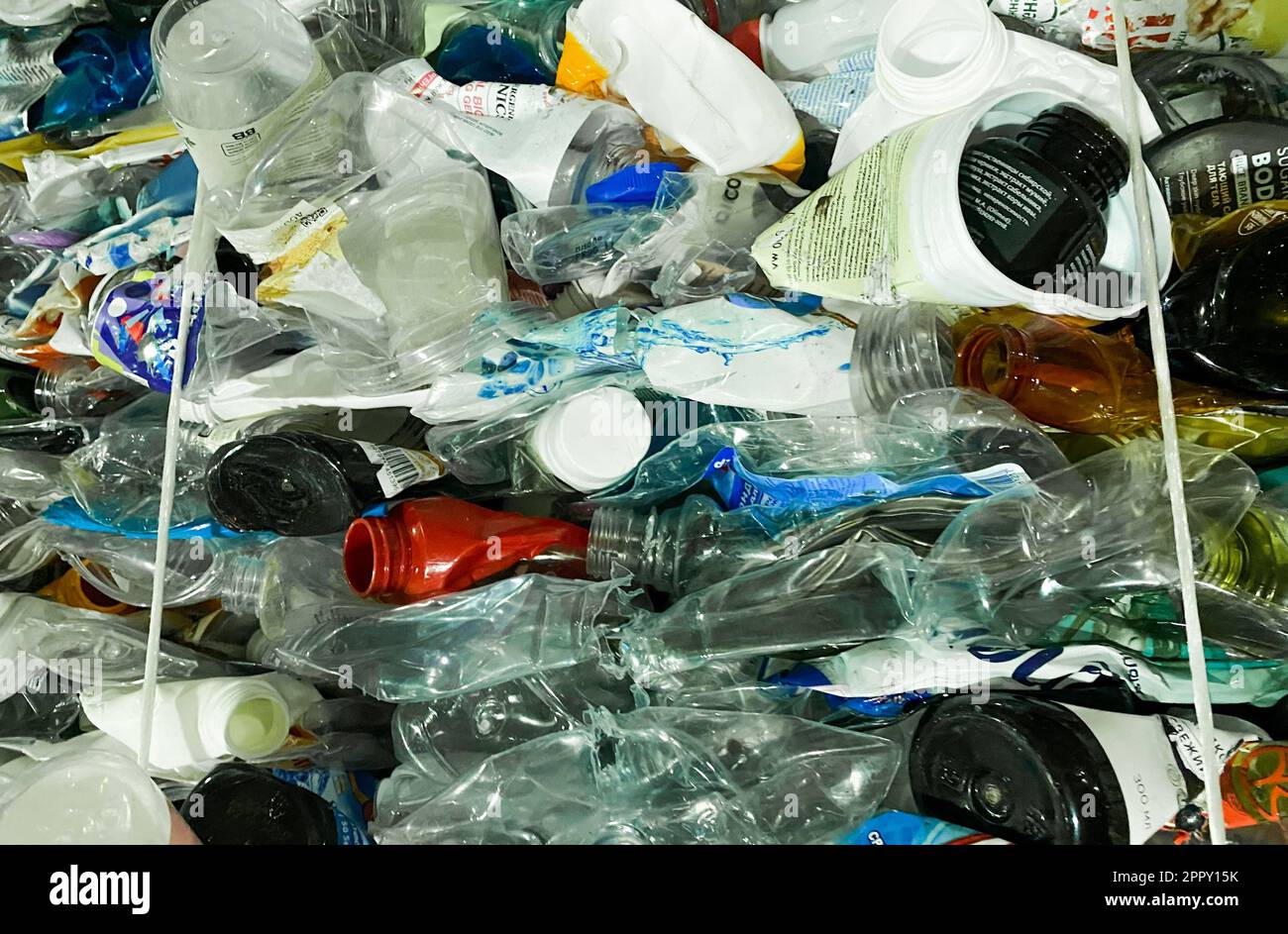 Riciclaggio di imballaggi alimentari in plastica - bottiglie, contenitori, scatole. Consumo consapevole, cernita dei rifiuti e stile di vita sostenibile Foto Stock