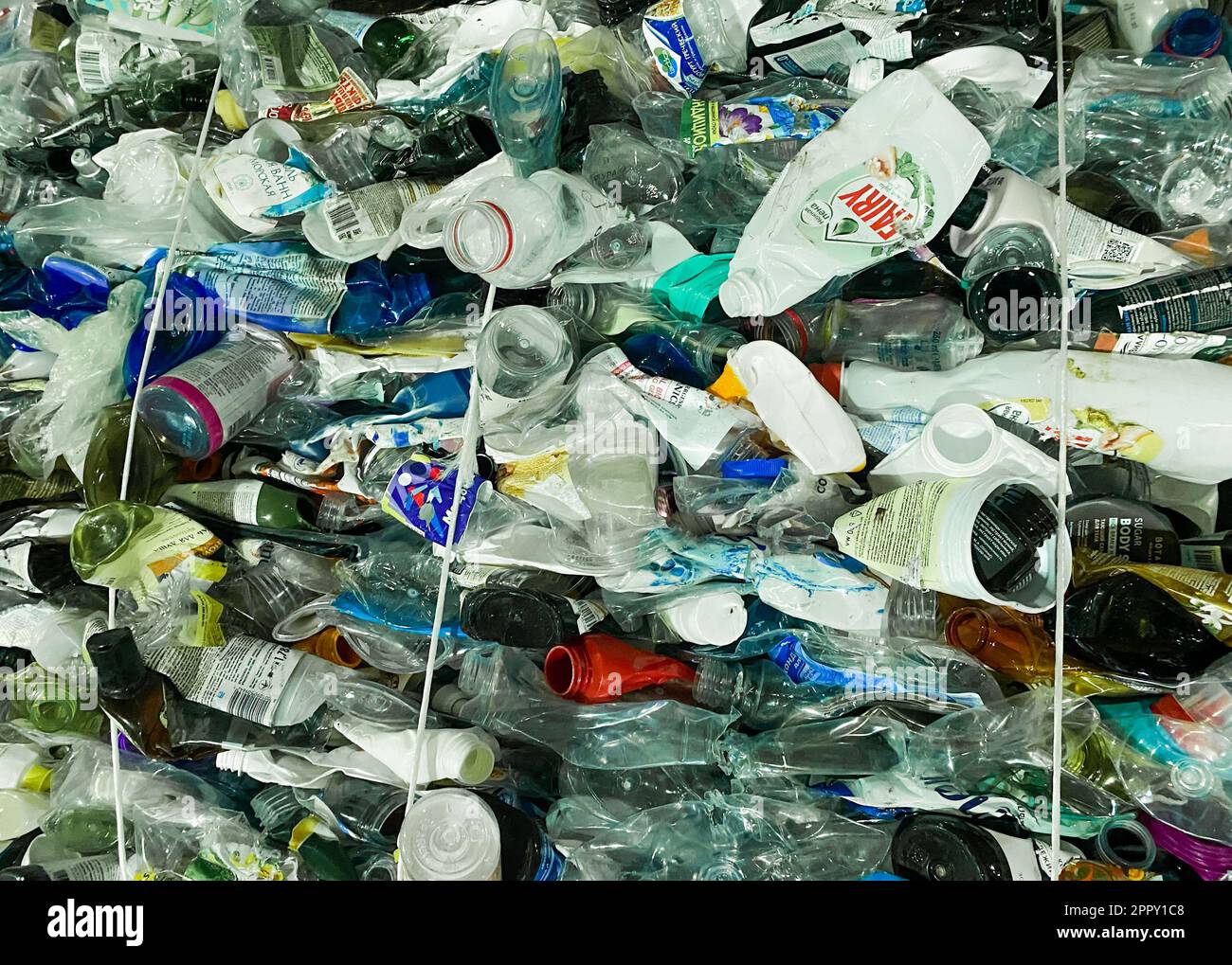 Mosca, Russia, novembre 2022: Riciclaggio di imballaggi alimentari in plastica - bottiglie e contenitori, scatole. Consumo cosciente, cernita di immondizia e sostieni Foto Stock