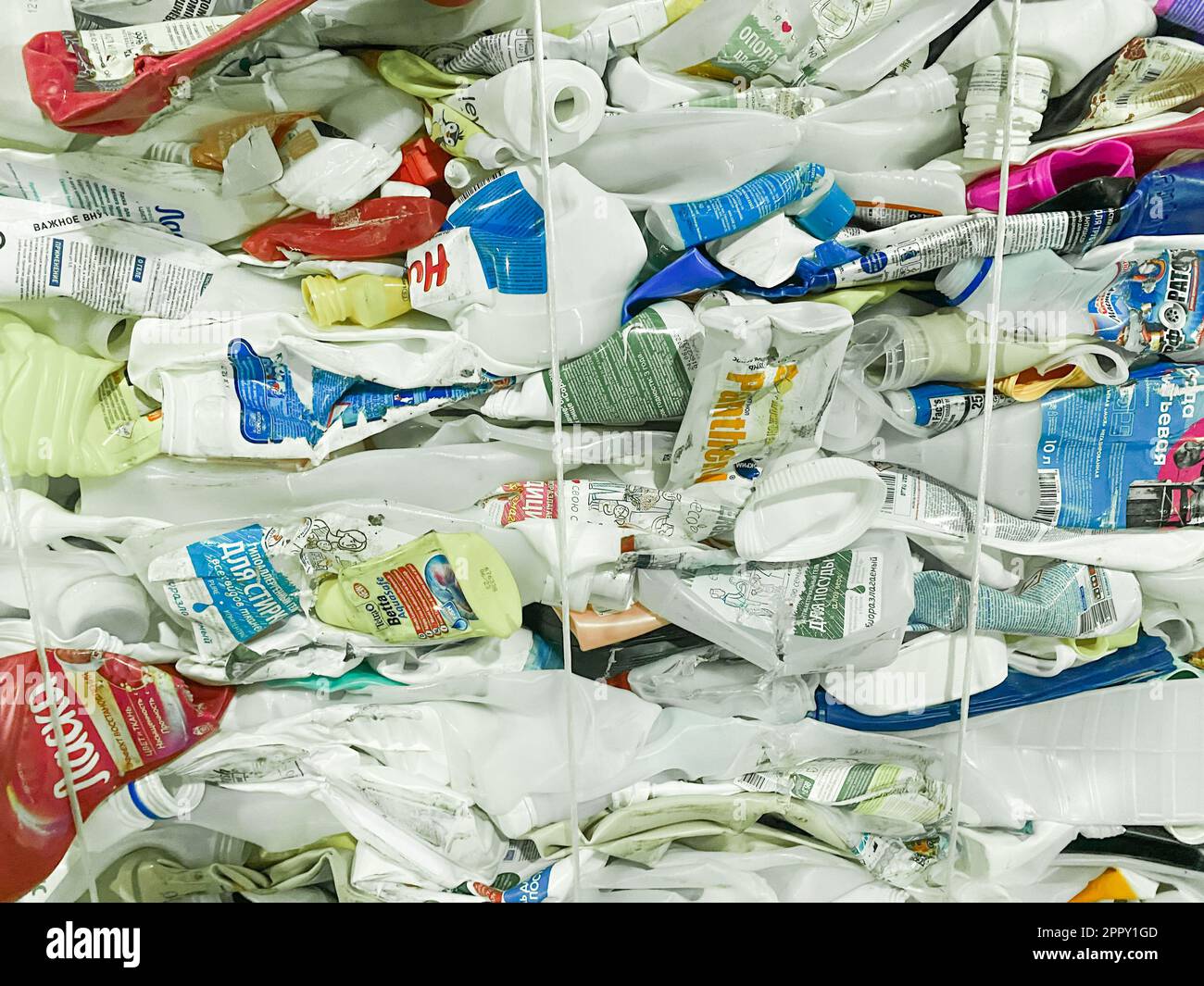 Mosca, Russia, novembre 2022: Riciclaggio di imballaggi alimentari in plastica - bottiglie, contenitori, scatole. Consumo consapevole, cernita dei rifiuti e supporto Foto Stock