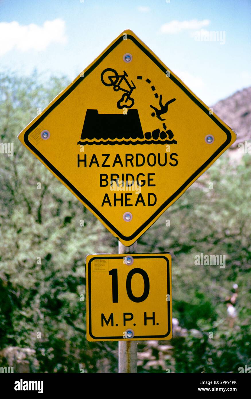 Stati Uniti. Arizona. Cartello stradale Hazardous Bridge al Sabino Canyon. Foto Stock