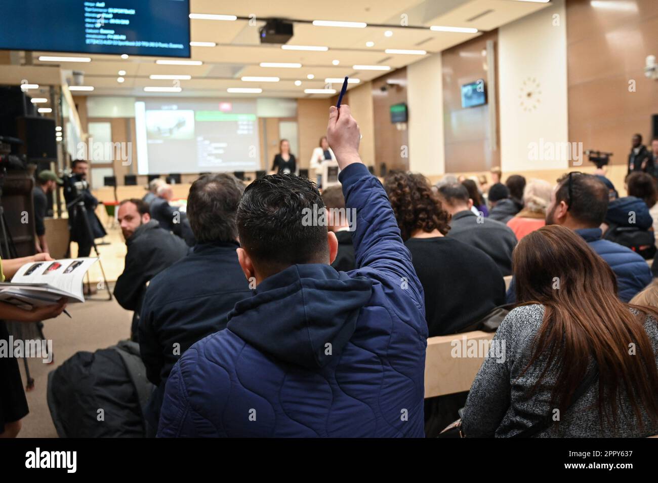 Parigi, Francia. 25th Apr, 2023. Visione generale durante un'asta di beni sequestrati in casi di traffico di droga, presso la Corte d'appello di Parigi, il 25 aprile 2023. La vendita è gestita dall'Agenzia per la gestione e il recupero dei beni sequestrati e confiscati (AGRASC). Tutte le merci messe in vendita provengono da sequestri e confische giudiziarie nell'ambito di procedimenti penali. Foto di Tomas Stevens/ABACAPRESS.COM Credit: Abaca Press/Alamy Live News Foto Stock