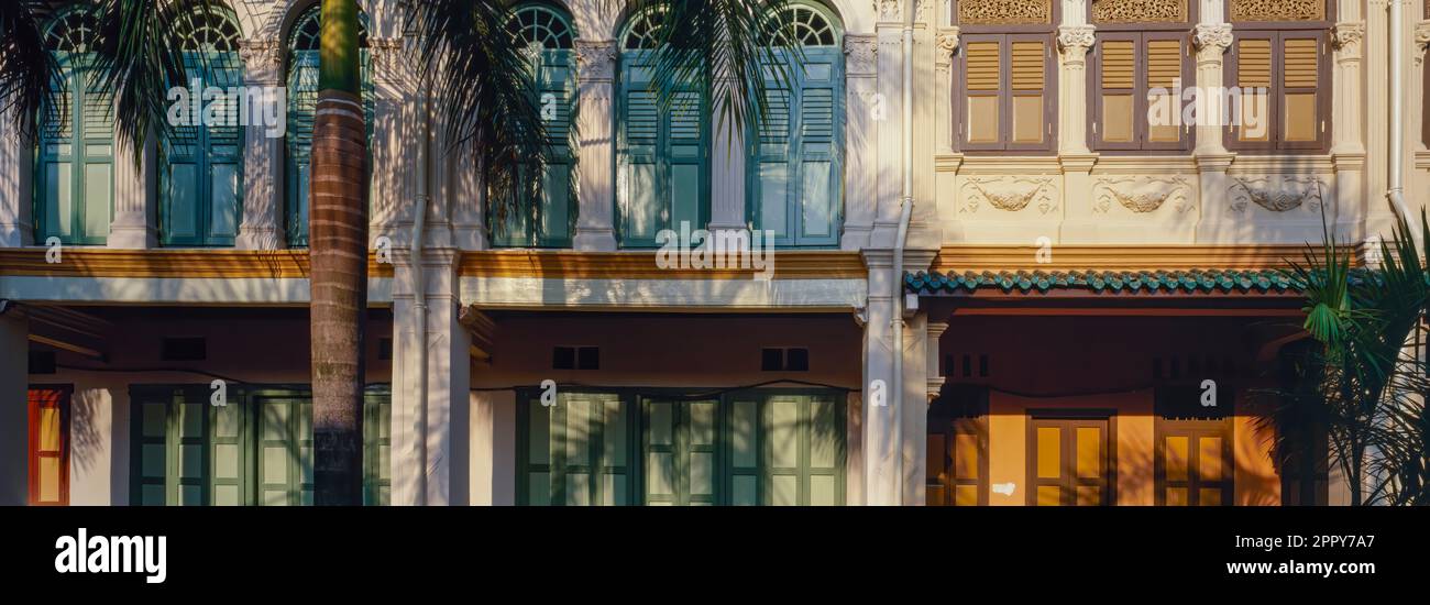 Panorama di un vecchio edificio nel vecchio idstict di Singapore con persiane sulle finestre Foto Stock