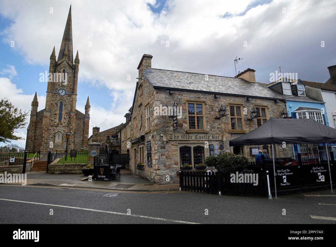 chiesa d'irlanda chiesa e il vecchio castello bar donegal città contea donegal repubblica d'irlanda Foto Stock