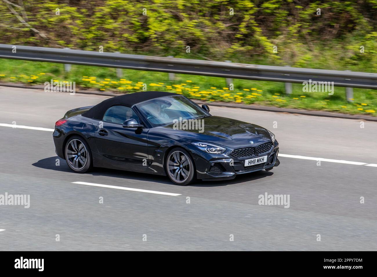2020 BMW Z4 Sdrive20i M Sport Auto Drive 20i Auto Start/Stop Black Car Roadster benzina 1998 cc; viaggiando sull'autostrada M61, Regno Unito Foto Stock