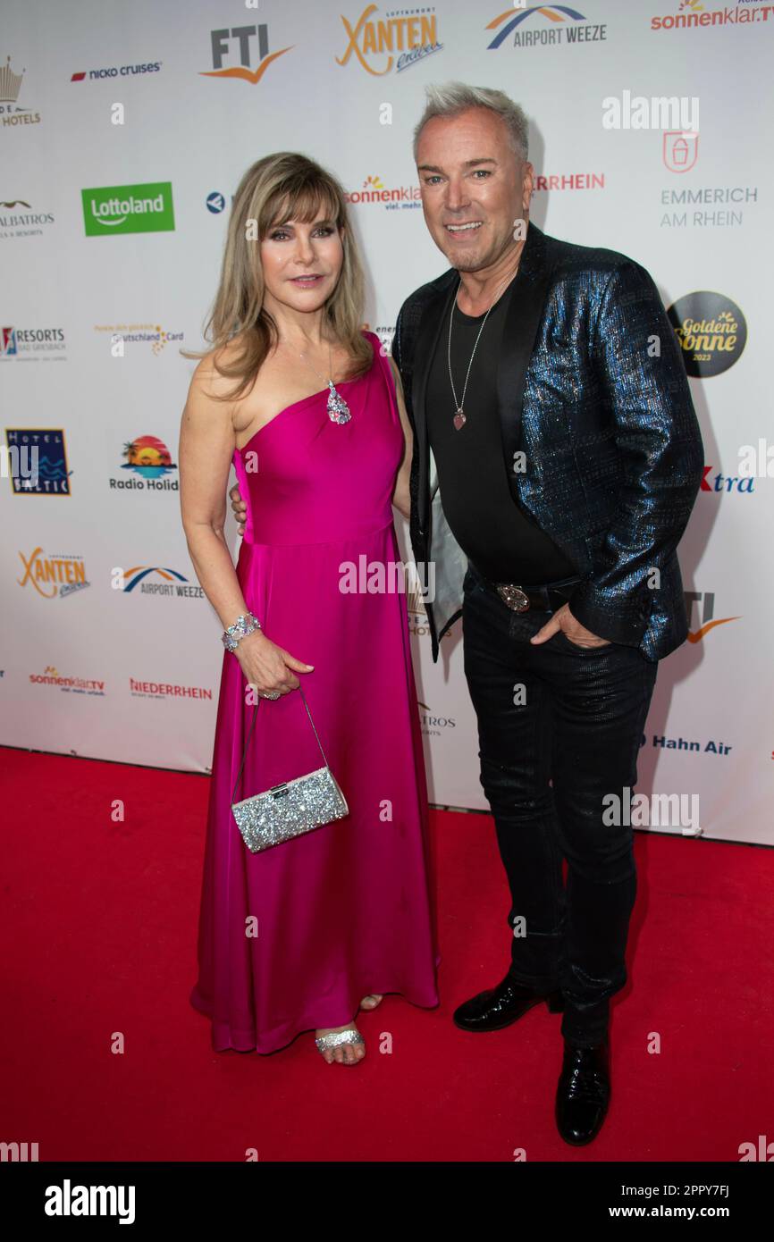 Calcar, Germania. 22nd Apr, 2023. Deborah SASSON, Saengerin, Musical-Star, Uwe KROEGER, Kroger, Saenger, Musical-Star Red Carpet, Red Carpet Show, arrivo, arrivo, The Golden Sun 2023, il 22nd aprile 2023 a Wonderland Kalkar, credito: dpa/Alamy Live News Foto Stock