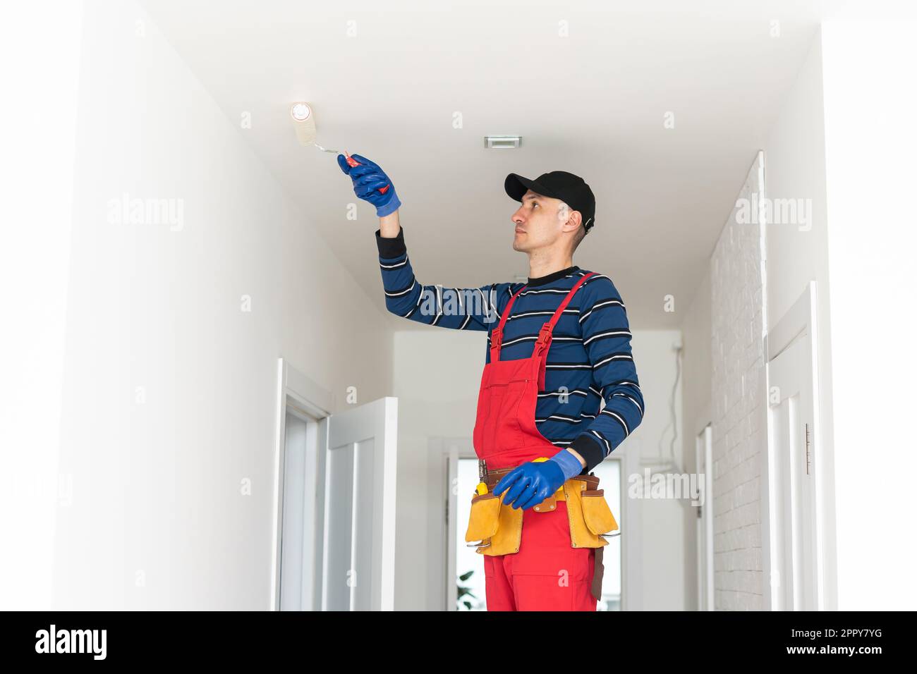 Lavoro di soffitto del lavoratore di costruzione. interventi sulle riparazioni Foto Stock