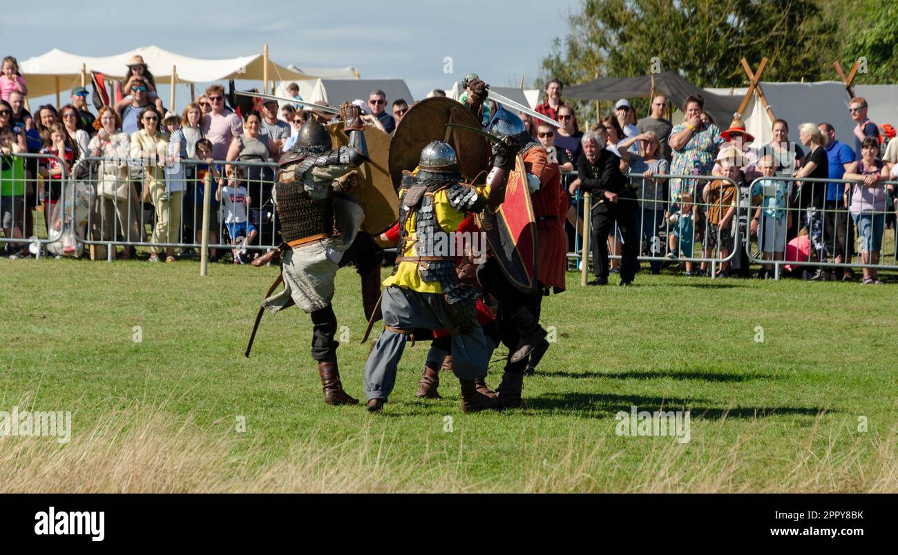 Delamont County Down Northern Ireland - 27 2022 agosto - Vichinghi in battaglia durante il Magnus Baregs re-enactment festival. Foto Stock