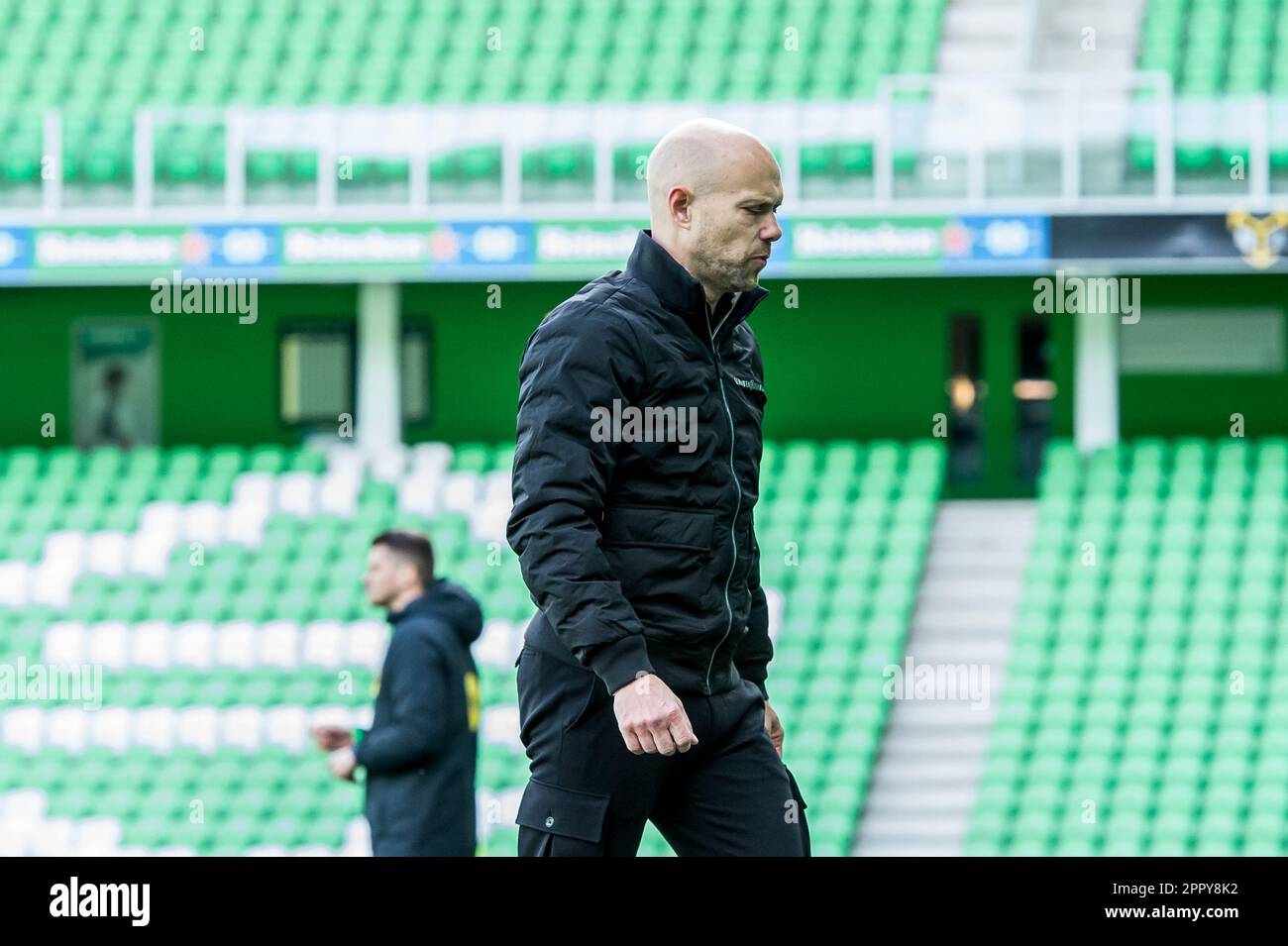 GRONINGEN - allenatore del FC Groningen Dennis van der Ree durante la partita olandese di Eredivie tra il FC Groningen e il NEC allo stadio di Euroborg il 25 aprile 2023 a Groningen, Paesi Bassi. La partita in Eredivie tra FC Groningen e NEC, che è stata interrotta dopo 18 minuti il sabato, si disputerà dalle 3 Ciò accade senza un pubblico a Groningen. Il gioco è stato fermato dopo che il linesman è stato colpito da una tazza di plastica di bevanda gettata dal pubblico. LASKER ANP COR Foto Stock