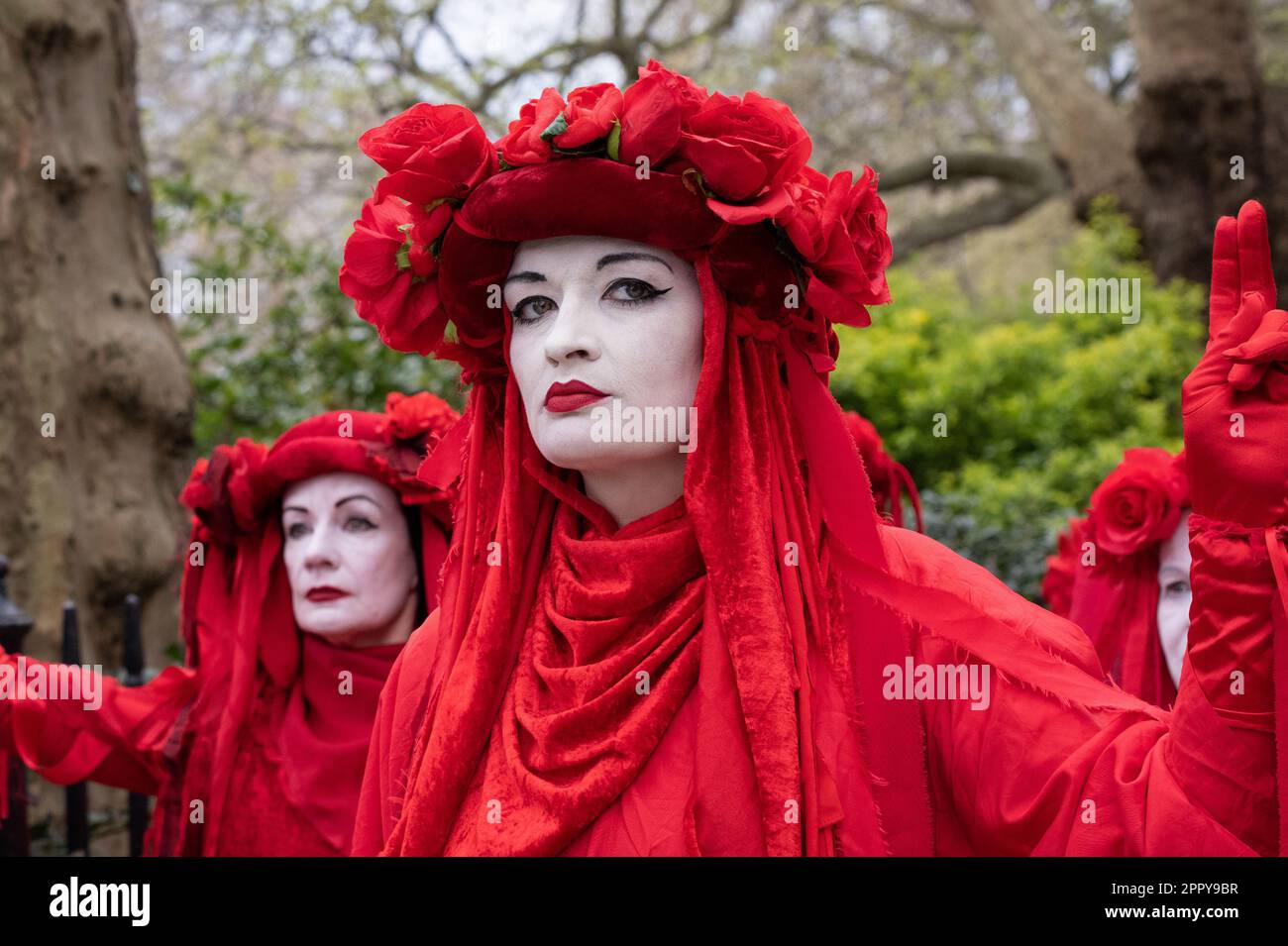 La troupe attivista della Red Rebel Brigade parata silenziosamente intorno a Westminster il secondo giorno delle proteste climatiche di "The Big One" di Extinction Rebellion. Foto Stock