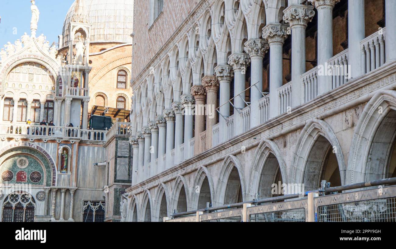 Le due colonne rosse del Palazzo Ducale di Venezia. Fu il luogo da cui furono proclamate le condanne a morte, e poi presenziato dal Doge Foto Stock